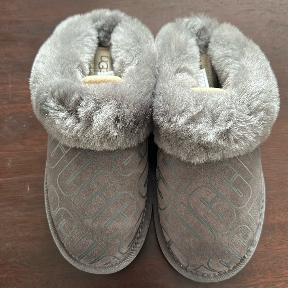 Ugg cluggette graphic, New in Box, gray, size 5.   Never worn. Non smoking home.